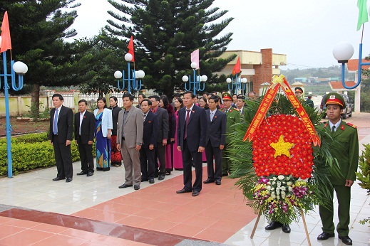 Đại biểu HĐND huyện Krông Năng - khóa VII Kỳ họp lần 3 viếng nghĩa trang liệt sỹ.